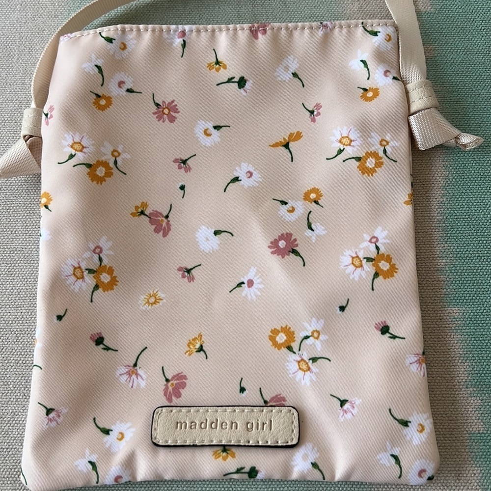 Madden Girl Floral Crossbody Phone Water Bottle Pouch Mini Bag NWOT - Picture 3 of 7